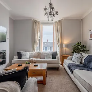 Rosemill - Large Pet Friendly With Off Road Parking Whitby